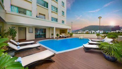 Bể bơi ngoài trời tại tầng 2