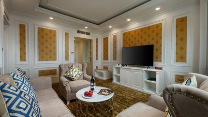 Phòng khách rộng rãi tại phòng Suite