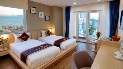 Ban công và cửa sổ hướng ra thành phố