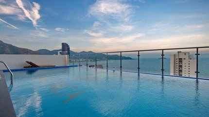 Hồ bơi ngoài trời