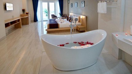 Phòng tắm có bồn sang trọng