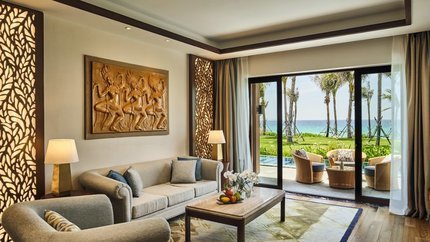 Phòng khách có view hồ bơi