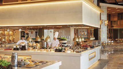 Quầy buffet với đa dạng món ăn