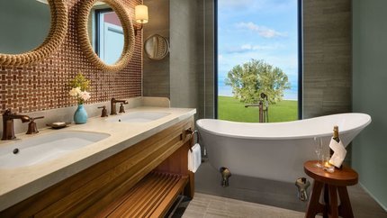 Phòng tắm bồn với view nhìn ra biển