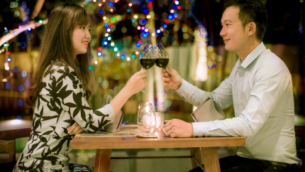 Du khách dùng bữa tối tại nhà hàng