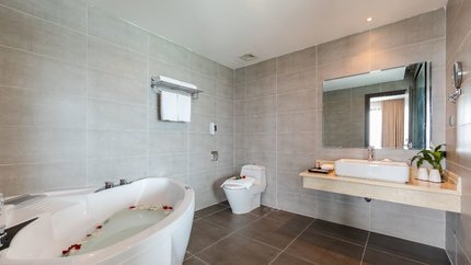 Phòng tắm rộng cùng bồn tắm