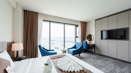 Căn phòng với tông màu trắng sáng