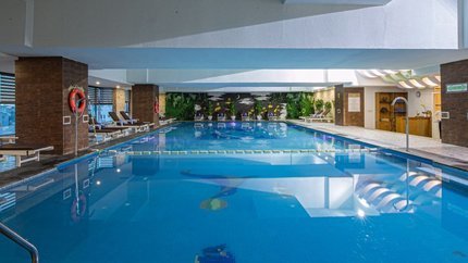 Bể bơi với diện tích rộng