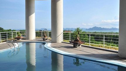 Bể bơi ngoài trời