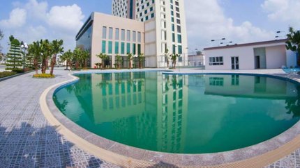 Bể bơi ngoài trời tại khách sạn