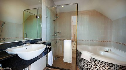 Phòng vệ sinh với bồn sục hiện đại