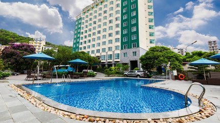 Hồ bơi ngoài trời