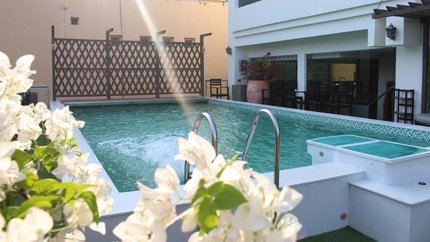 Bể bơi tại khách sạn