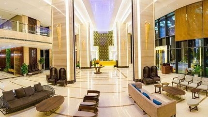 Sảnh tầng 1 và quầy lễ tân