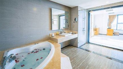 Phòng tắm có bồn tắm sang trọng
