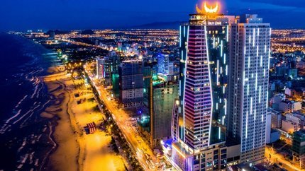 Khách sạn nằm sát biển