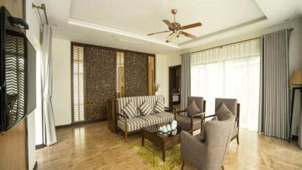 Không gian sang trọng, phòng có sofa