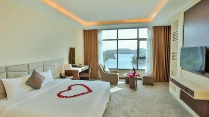 Không gian phòng được trang trí lãng mạn