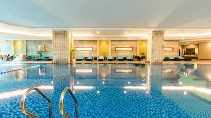 Bể bơi trong nhà tại khách sạn