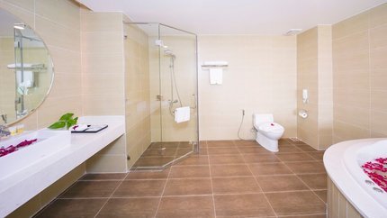 Phòng tắm của với không gian rôngk