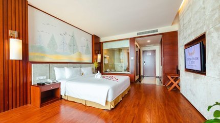 Căn phòng rộng, tông màu gỗ tư nhiên