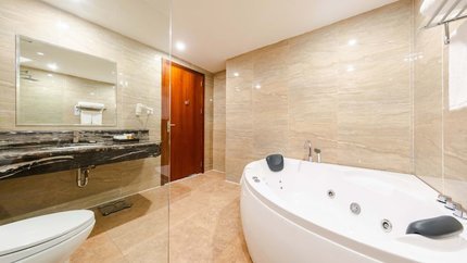 Phòng tắm hiện đại với bồn tắm lớn