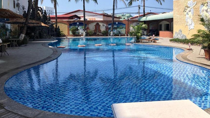 Bể Bơi Rộng Ngoài Trời