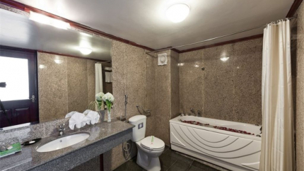 Phòng vệ sinh Grand Suite khách sạn Mường Thanh Thanh Niên Vinh