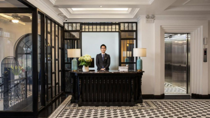 Khu vực bàn lễ tân của khách sạn