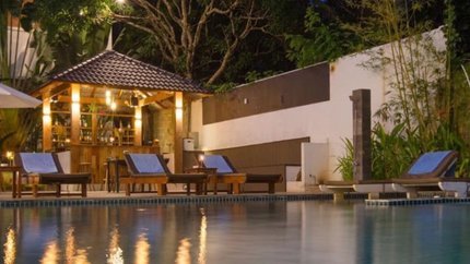 Quầy bar bên cạnh hồ bơi