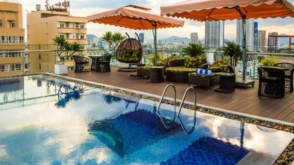 Bể bơi tại khách sạn