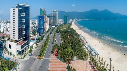 Khách sạn nằm sát biển