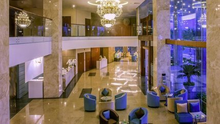 Sảnh tầng 1 và quầy lễ tân