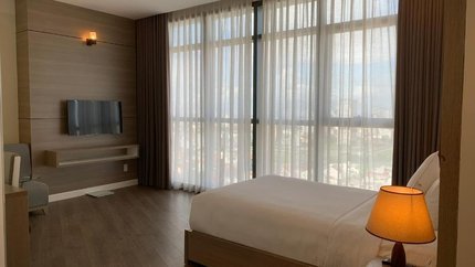 Phòng được bày trí đơn giản, lịch sự