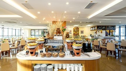 Quầy buffet đa dạng ẩm thực