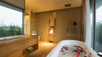 Phòng tắm có bồn tắm rộng rãi