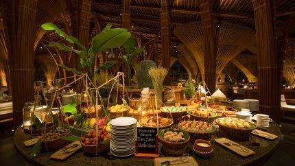 Quầy buffet đa dạng ẩm thực