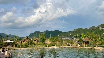 Bể bơi ngoài trời rộng lớn