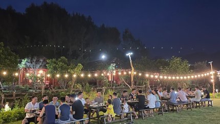 Tiệc BBQ tổ chức ngoài sân vườn thoáng mát