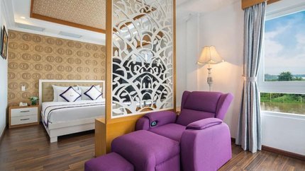 Cửa sổ hướng sông yên bình