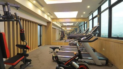Phòng gym với đầy đủ máy tập