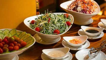 Đồ ăn đa dạng hấp dẫn mà khách sạn cung cấp.
