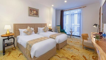 Phòng Executive với tone màu sáng là chủ đạo.