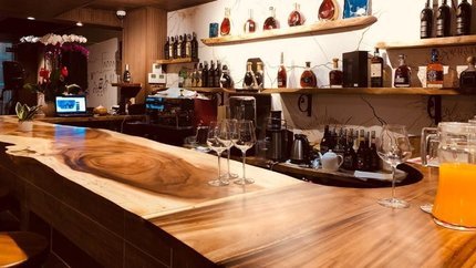Quầy Bar với đa dạng thức uống.