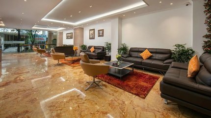 Sảnh chờ rộng rãi tại khách sạn.