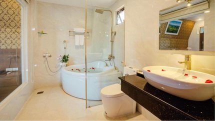 Bồn tắm vách kính tại khách sạn