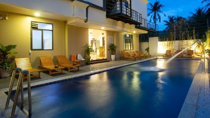 Thư giãn ở bể bơi ngoài trời