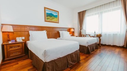 Phòng Tông màu gỗ trầm ấm