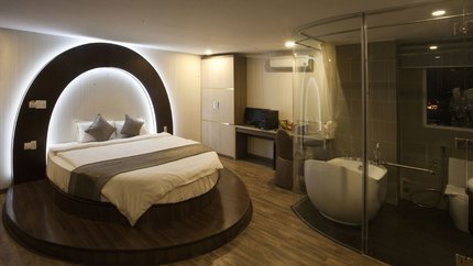 Căn phòng với tông trắng sáng