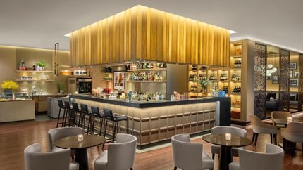 Không quan quán bar ấm cúng